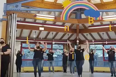 Die Erzieherinnen des städtischen Kindergartens Regenbogen in Mittelbach tanzen Jerusalema. 