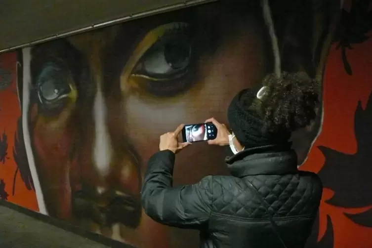 „Menschen und Minderheiten ein Gesicht geben“: Das möchte „Cayn“ mit seinem Kunstwerk am Ludwigshafener Hauptbahnhof erreichen. 
