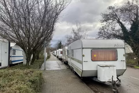 Entlang der Kollerstraße in Otterstadt geparkt: Campingwagen.
