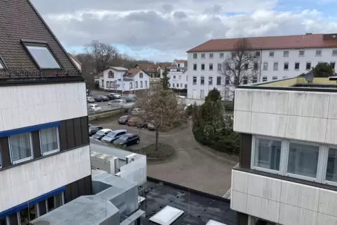Bauplatz: Zwischen dem Bestandsgeläude der VR-Bank (links) und dem „Seppelskasten“ (hinten) entsteht ein Ergänzungsbau.