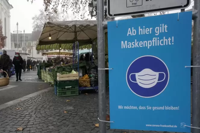 Nicht nur an Markttagen: Bis Mitte Februar müssen Passanten in der Frankenthaler Innenstadt mit Maske unterwegs sein.