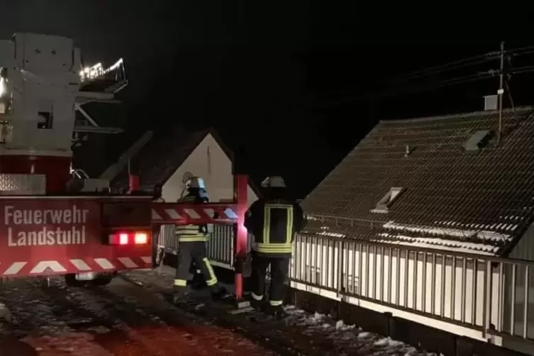 Die Feuerwehr Landstuhl half mit ihrer Drehleiter. 