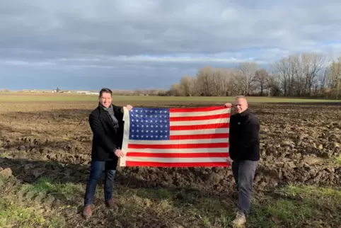 An der Absturzstelle: Ryan Skubik (links) und Erik Wieman mit amerikanischer Flagge.