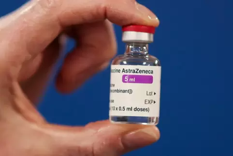 Eine Ampulle des Corona-Impfstoffs von Astrazeneca. 