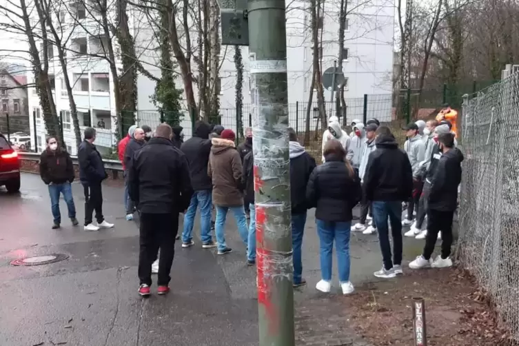 Verärgerte Fans mit den FCK-Profis am Spielerparkplatz.