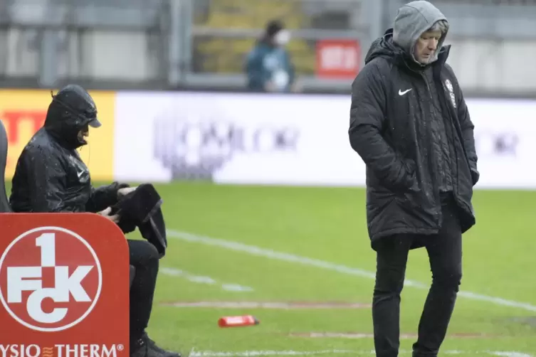 Ein Trauerspiel – der letzte Auftritt als FCK-Cheftrainer: Jeff Saibene mag da schon gar nicht mehr hinschauen, was seine Spiele