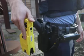 Nachdem die Beamten mit dem Taser drohten, beruhigte sich der Mann. 