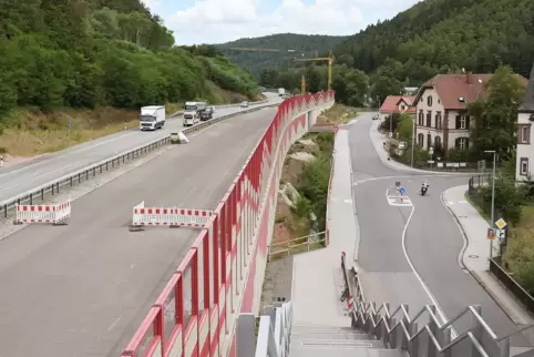 Bei Hinterweidenthal wird die B-10-Brücke über die Bahntrasse erneuert. Im Spätsommer soll der Verkehr an dieser Stelle wieder v