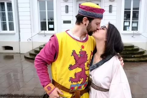 Ritter Thorben Hehr und Freifrau Simone Hehr, geb. Heylmann, aus Winterbach haben am Samstag auf dem Standesamt im Zweibrücker R