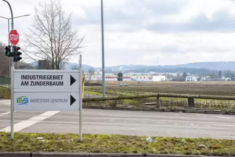 Hier an der B 423, neben der Möbel-Fundgrube, erstreckt sich das brachliegende Gelände, das von der Spedition Fiege bezogen werd Hier an der B 423, neben der Möbel-Fundgrube, erstreckt sich das brachliegende Gelände, das von der Spedition Fiege bezogen werd