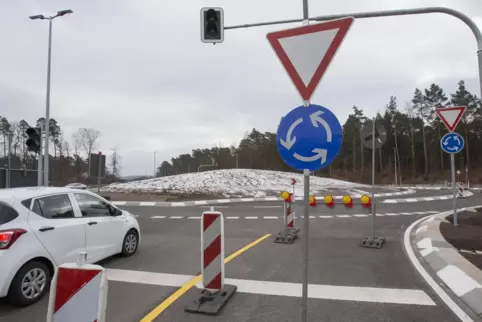 Zu schnell und dazu noch betrunken war eine junge Frau mit ihrem Auto unterwegs und verlor die Kontrolle über das Steuer. 