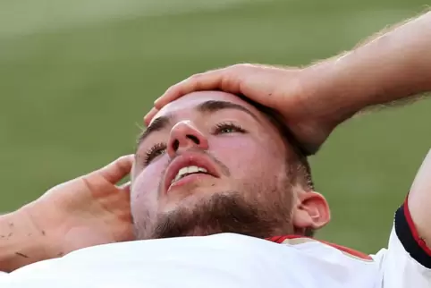Ein Bild aus einer Szene, die schwer zu vergessen ist: Nationalspieler Christoph Kramer erlitt im Endspiel der Fußball-WM 2014 g