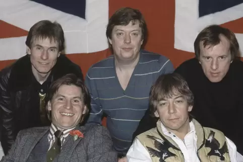 Die Mitglieder der britischen Popgruppe The Animals (hinten von links nach rechts) Hilton Valentine, Chas Chandler, John Steel (