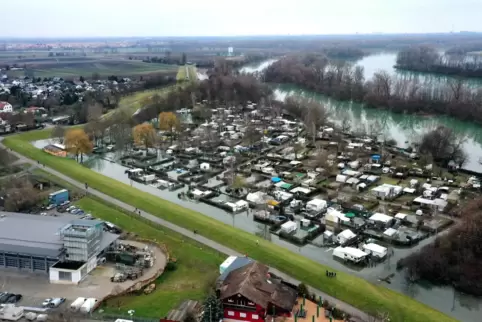 Überschwemmt: eins der Campinggebiete bei Otterstadt. An der Deichkurve (links im Bild) befindet sich auch der Pegel für die Alt