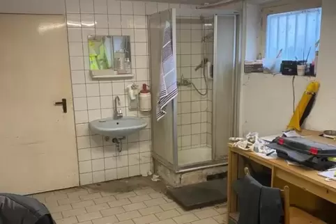 Die Dusche für die Mitarbeiter des Bauhofs in Beindersheim befindet sich in einem desolaten Zustand.