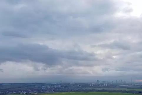 Wolken dominieren den Himmel am Montag.