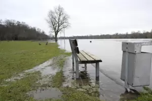 Der Rhein hat sein Bett verlassen und die Promenade auf der Parkinsel überflutet. 