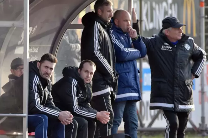 Reduziert ist der Stab von Patrick Fischer (2. von rechts): von links Torwarttrainer Thorsten Hodel, der nach seiner Roten Karte Reduziert ist der Stab von Patrick Fischer (2. von rechts): von links Torwarttrainer Thorsten Hodel, der nach seiner Roten Karte