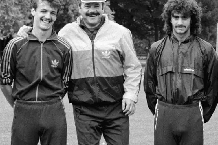 Waldhof-Trainer Klaus Schlapnner (Mitte) hatte ein herzliches Verhältnis zu seinen Spielern: Jürgen Kohler (links) und Maurizio 