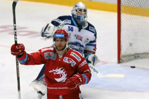 Er weiß ganz offenbar, wo das gegnerische Tor steht: Taylor Leier bejubelt einen Treffer für seinen bisherigen Klub HC Oceláři T