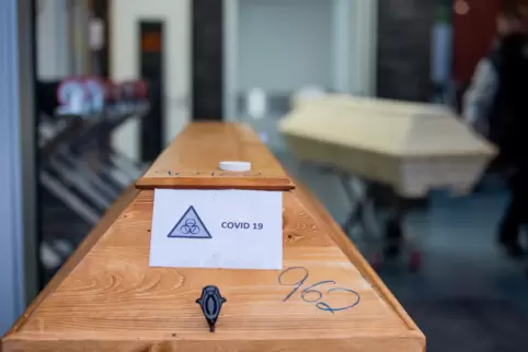 Die Statistiker sind sich sicher: Aufgrund von Corona sind die Sterbezahlen gestiegen. 
