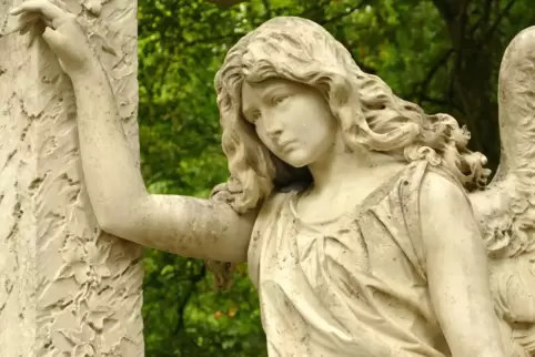 Die Engelsskulptur gleich rechts am Eingang zum Pirmasenser Alten Friedhof gehört zu den Lieblingsgrabmälern der Pirmasenser.