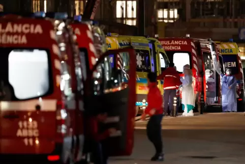 Krankenwagen stehen Schlange, um ihre COVID-19-Patienten im Santa Maria Krankenhaus in Lissabon an die Pflegekräfte zu übergeben