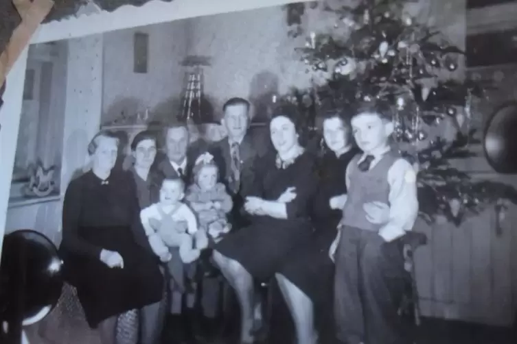 Weihnachtsfoto: Der kleine Junge auf dem Scho&szlig; ist Dieter Rauscher, rechts daneben Schwester Ilse, rechts au&szlig;en Bruder Kurt.
