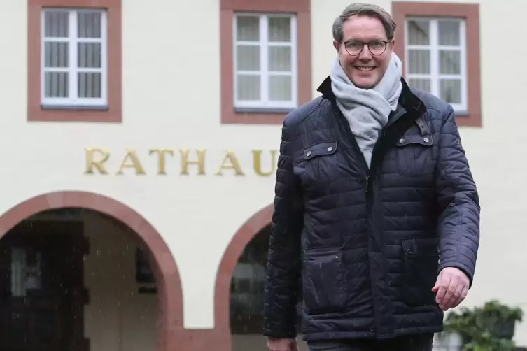 Alexander Schweitzer vor dem Rathaus in Annweiler. Auch die Trifelsstadt will der Sozialdemokrat in Mainz als direkt gewählter A
