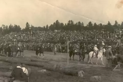 Lange her und schon damals gut besucht: Ein Renntag in Miesau im Jahr 1926.