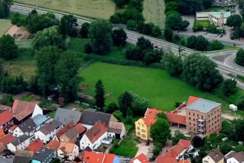 Blick aus der Luft: Quer über die grüne Wiese sollen der Altwiesengraben (oben) und der Woogbach (unten) verbunden werden. 