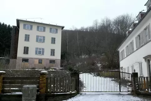 Das ehemalige BASF-Gelände mit dem Hauptgebäude (hinten) und dem ehemaligen Schwesternhaus.