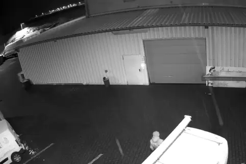 Auf den Überwachungsvideos von Elektro Krück ist ein Einbrecher zu sehen, der sich an den Fahrzeugen zu schaffen macht. Die Männ
