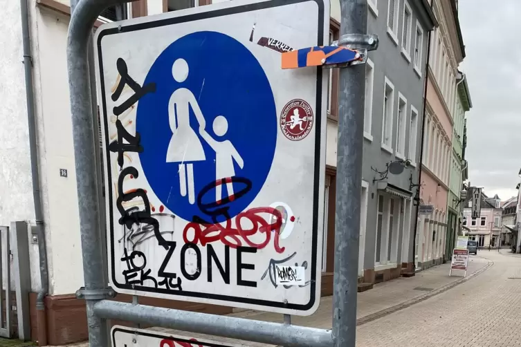 Nur noch Fetzen: oben rechts der orangefarbene Hinweisrest am auch ansonsten nicht mehr jungfr&auml;ulichen Schild.