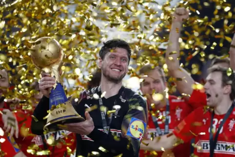 Gold-Jungs: Dänemarks Torwartstar Niklas Landin mit dem Pokal. 