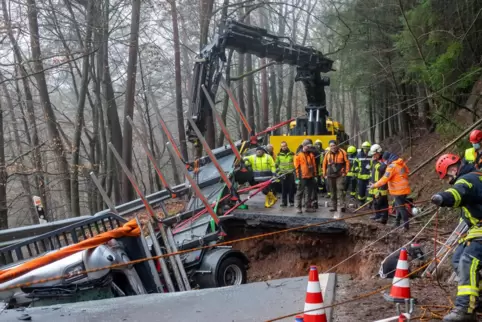 Nach heftigen Regenfällen war die Straße mitsamt eines Autos und eines Lastwagens komplett weggebrochen.