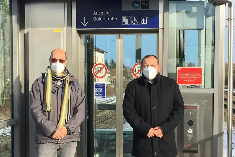 Der Behindertenbeauftragte Steffen Brucker (links) und Bürgermeister Christian Prech nehmen den Fahrstuhl in Betrieb. 