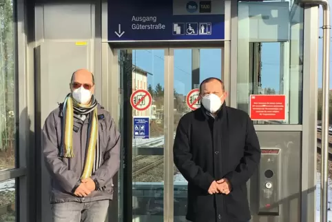 Der Behindertenbeauftragte Steffen Brucker (links) und Bürgermeister Christian Prech nehmen den Fahrstuhl in Betrieb. Der Behindertenbeauftragte Steffen Brucker (links) und Bürgermeister Christian Prech nehmen den Fahrstuhl in Betrieb.