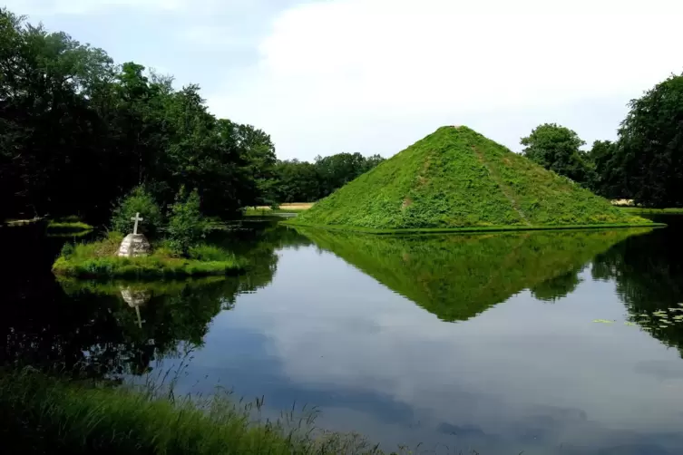 P&uuml;ckler brachte Pyramiden nach Branitz: Vor der Seepyramide liegt die Insel mit dem Gedenkstein f&uuml;r das F&uuml;rstenpaar.