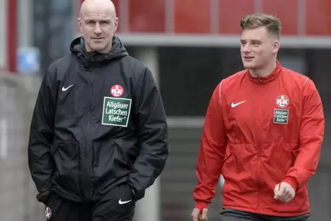Auf dem Weg zum ersten Training beim FCK: der neue Chefcoach Marco Antwerpen. Rechts Mittelfeldspieler Marlon Ritter.