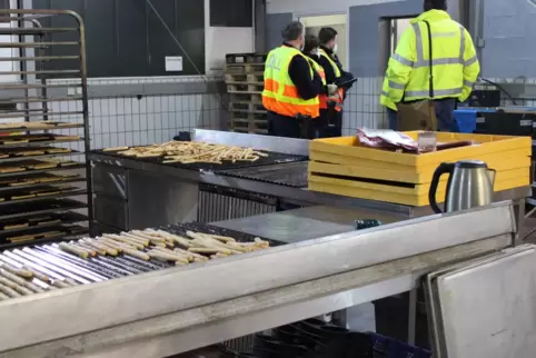 Die Kontrolleure in der illegalen Bäckerei..