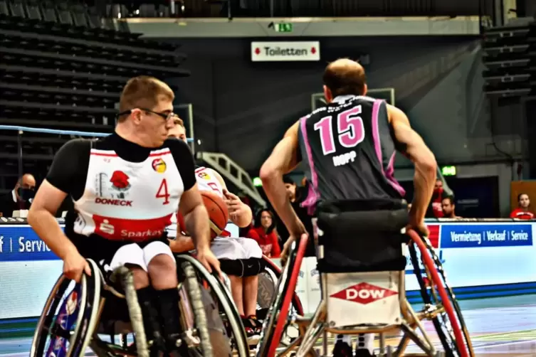 Lukas Jung (links) aus Rathsweiler spielt in der Bundesliga der Rollstuhlbasketballer.