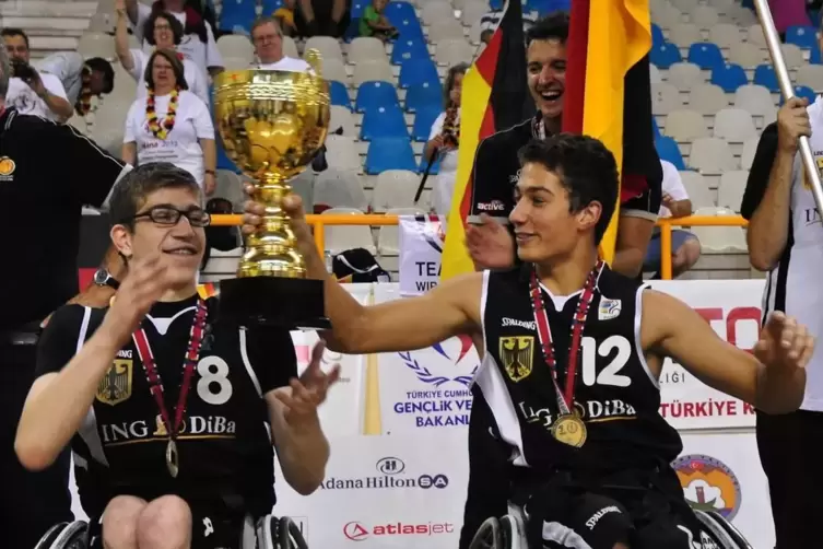 Lukas Jung (links) und sein Mannschaftskamerad von den Rolling Devils, Nico Dreim&uuml;ller, bei der WM 2013. 