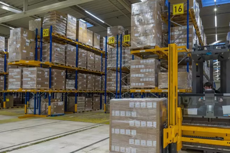 Das neue Hochregallader in der ehemaligen Produktionshalle. 