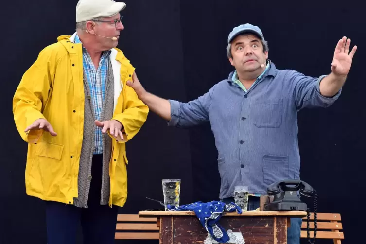  Bernhard Weller alias Friedel Spitz (links) w&auml;lzt auch auf der B&uuml;hne Probleme mit Corona. Hier mit G&ouml;tz Valter als Eugen Stumpf