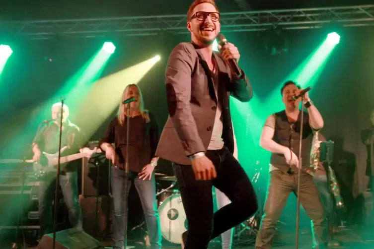 Arbeit etjetzt halbtags als Pflegekraft: S&auml;nger Benjamin Penna, hier bei einem Auftritt mit seiner Cover- und Eventband Brass Ma