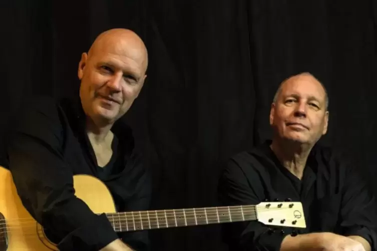 Tr&auml;umt nachts, ein Seilt&auml;nzer vor einem Abgrund zu sein: Jeremias Holtz alias Jeremiah Wood (links mit Gitarre) mit Rupprecht Ba