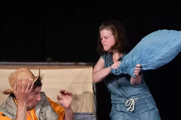 &bdquo;Wie ausgehebelt&ldquo;: Schauspielerin Leni Bohrmann, hier mit Kollege Christian Birko-Flemming. 
