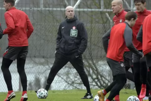 Genauer Beobachter: Marco Antwerpen bei seinem ersten Training als FCK-Chefcoach. 