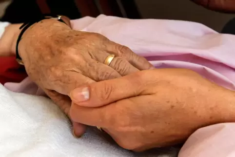 Palliativ-Pfleger unterstützen alte Menschen, die zu Hause sterben wollen.